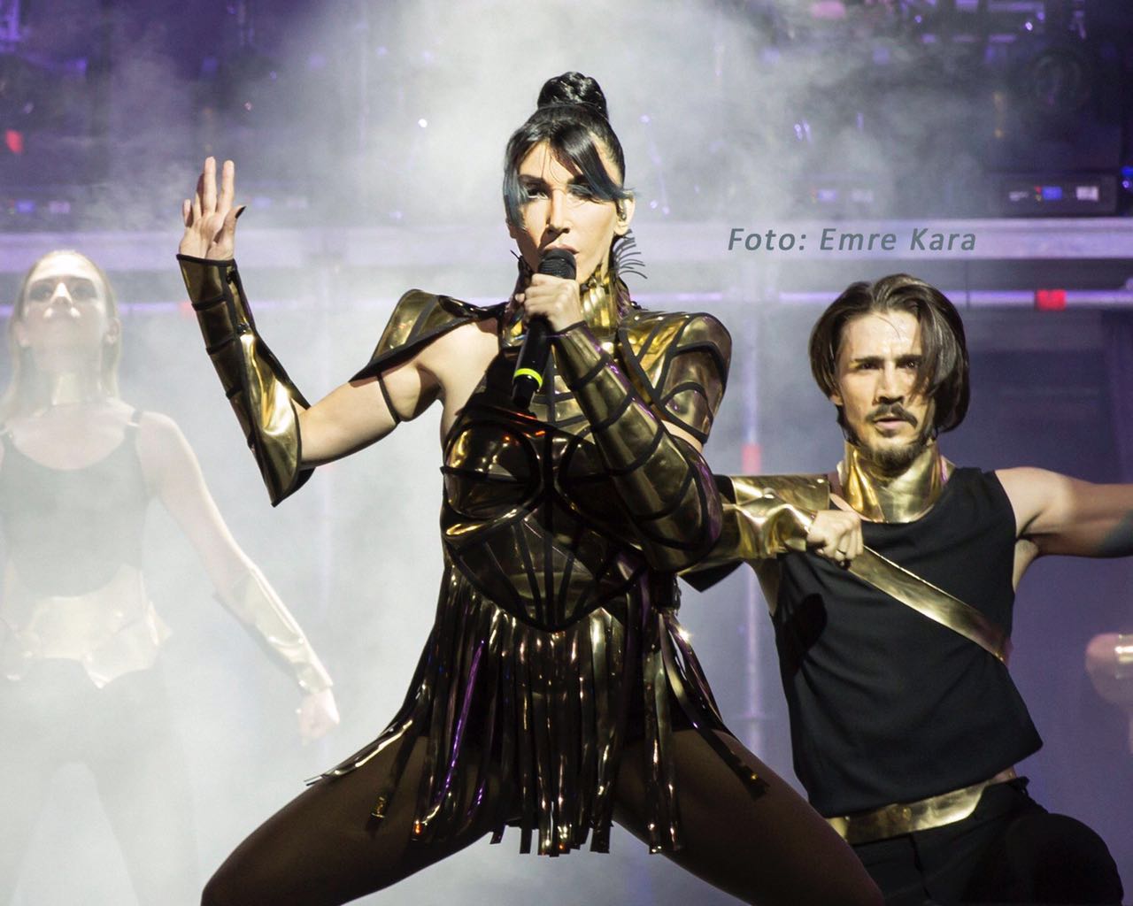 HANDE YENER İMPARATORİÇELİĞİNİ İLAN ETTİ