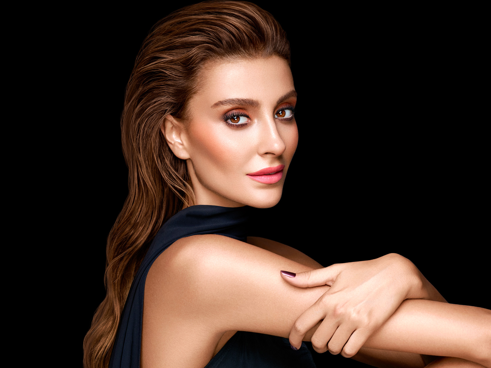 Özge Ulusoy’u ayıpladılar!