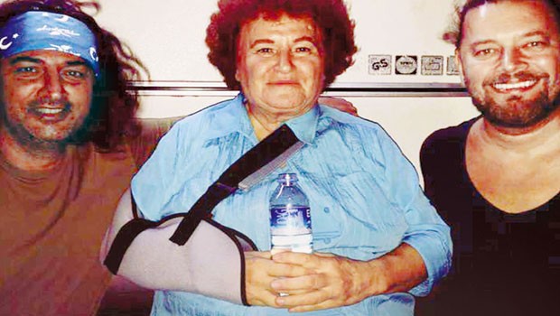 Selda Bağcan’ın kolu kırıldı