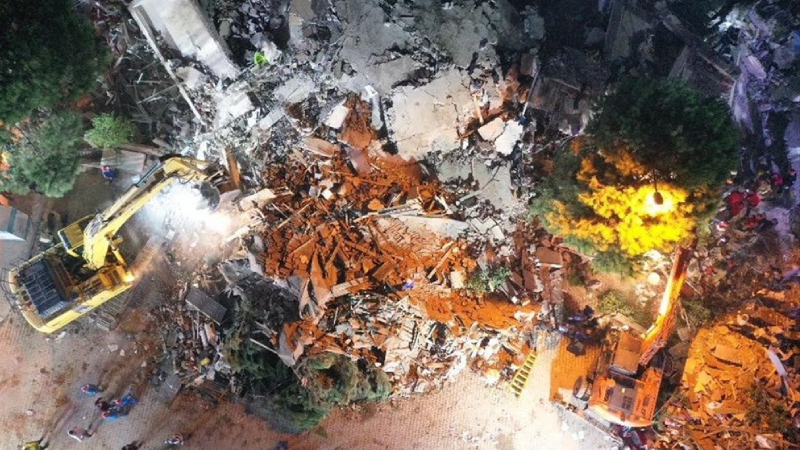 İZMİR’DE YAŞANAN DEPREMDE 24 KİŞİ HAYATINI KAYBETTİ