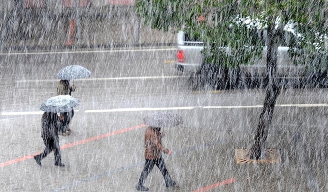 METEOROLOJİ UYARMIŞTI: BEKLENEN YAĞIŞ İSTANBUL’DA BAŞLADI !